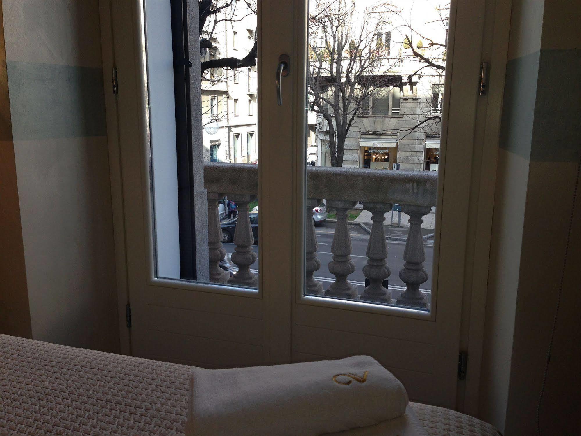 Airport Station Bergamo Hotel Bagian luar foto
